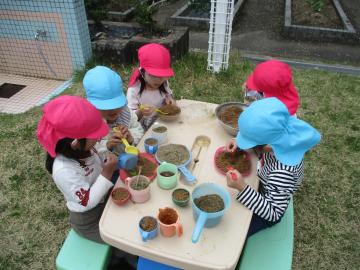 砂場でごちそうづくり