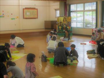 親子でこいのぼりをつくっている