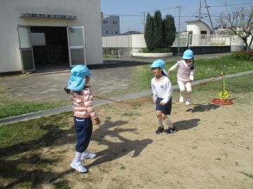 長縄跳びをする子供たち