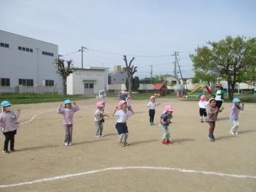 園庭で体操をする子供たち