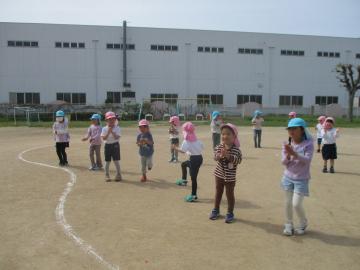 体操で足踏みをする子供たち