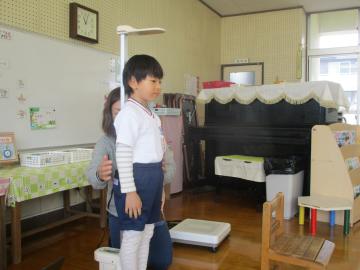 身長を測る子供