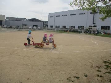 三輪車やスケーターに乗る子供