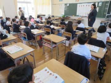 1年生が国語を学習するようす