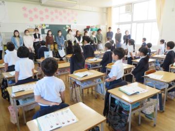 おうちの人をみて暗唱する1年生