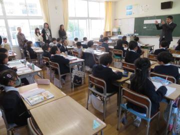 2年生が算数を学習するようす