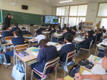 5年生の社会を学習するようす