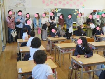 おうちの人にインタビューする1年生