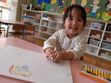 4歳児が初めてクレパスで絵をかく様子