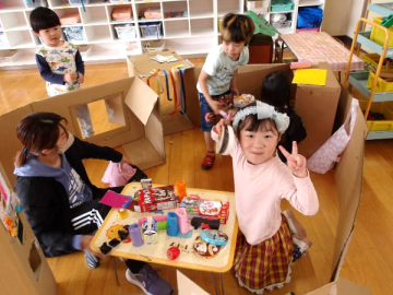 段ボールハウスをつくってお家ごっこをしている様子