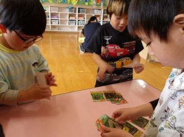 虫のカードで勝負する様子