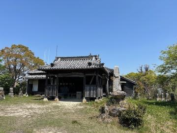 山頂にある役行者（えんのぎょうじゃ）を祭る華厳寺（けごんじ）