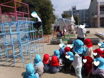 園庭で園内探検する園児の様子
