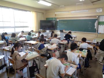 教室内で3年生が絵の具の使い方を学習している様子