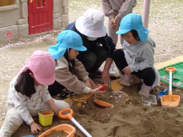 幼児が砂場で遊んでいるところ