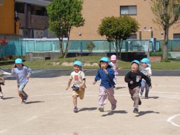 幼児が走っているところ