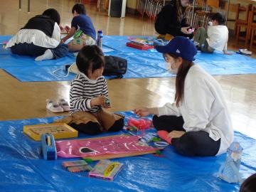 幼児がこいのぼりを作っているところ