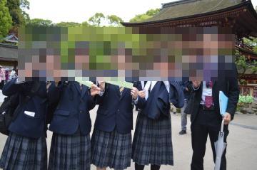 太宰府天満宮でおみくじを引いて楽しんでいる様子です