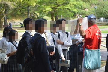 長崎平和公園でさるくさんのお話を聞いています