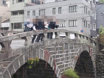 眼鏡橋の上でハートストーンを探しています
