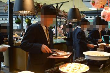 ホテルシーホークで豪華なビュッフェを楽しんでいます
