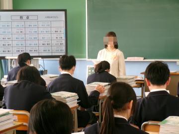 2組の担任が説明しているところです。