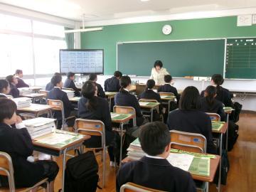 3組の担任が説明しているところです。