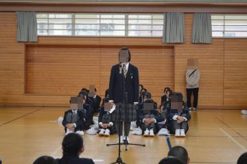 新入生代表が言葉を述べているところです。