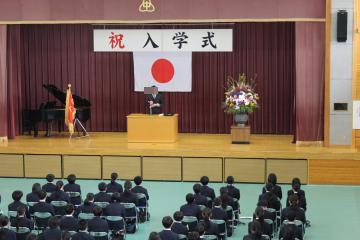 入学式で学校長が挨拶しているところです。