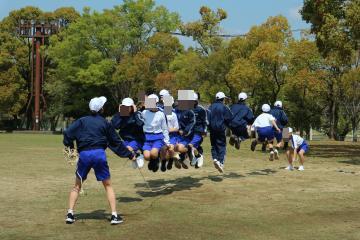 大縄で跳んでいるところです。