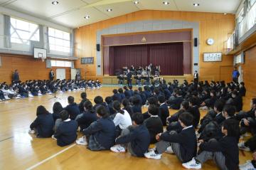 対面式で入場し終えたところです。