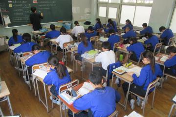 9年生が数学に取り組んでいる様子