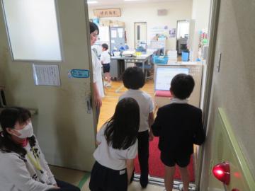職員室の入り口であいさつをする1年生
