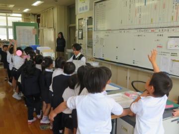 教頭先生に説明を聞く1年生