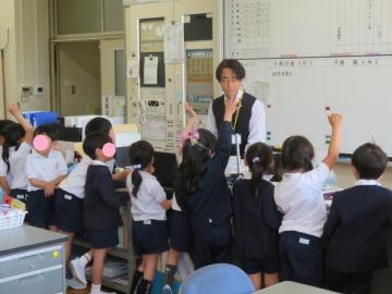 職員室について質問する1年生