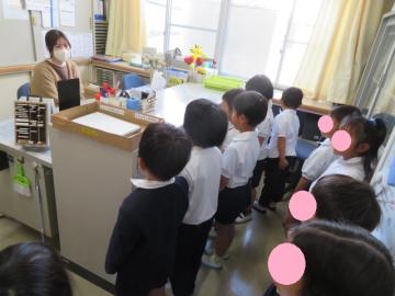 事務室について質問をする1年生