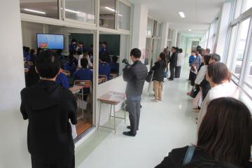 多くの保護者が廊下から発表を見ている様子