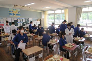 給食当番がエプロンを片付けている様子