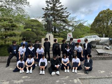 記念碑の前で整列し、平和学習をする生徒の様子
