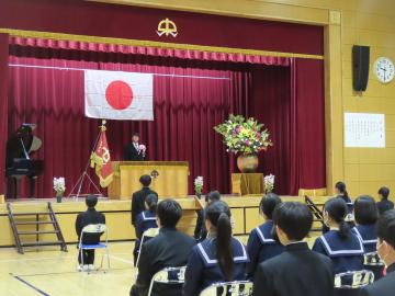 体育館で入学式に参加する生徒の様子