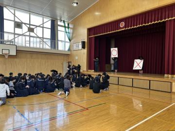 体育館で幼小中合同集会に参加する生徒の様子
