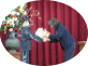 代表児童から花束を受けとるようす