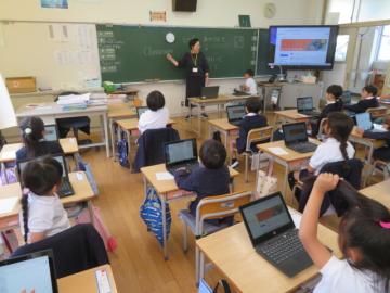 学習用プラットホームの説明を聞く1年生