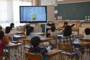 教室内で1年生が授業を受けている様子