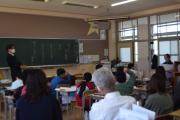 教室内で6年生が授業を受けている様子