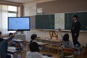 教室内で4年生が授業を受けている様子
