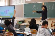 教室内で5年生が授業を受けている様子
