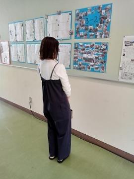 廊下の掲示物を見る保護者の様子