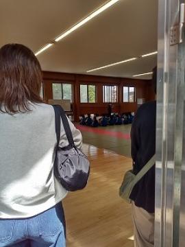 体育の授業参観する保護者の様子