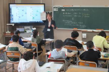 児童が先生の説明を受けている様子